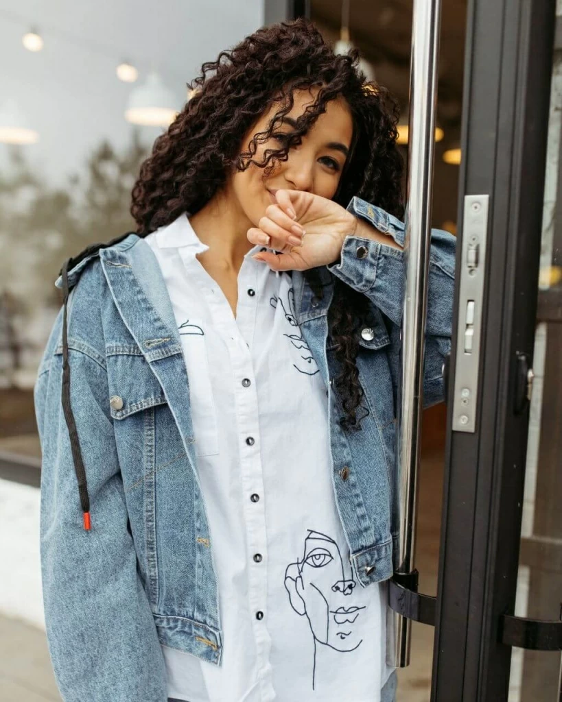 Летний образ с джинсовкой вечером