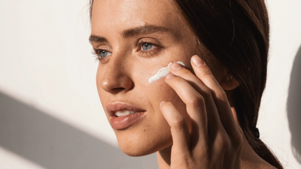 Уверенная в себе девушка на фоне городского пейзажа