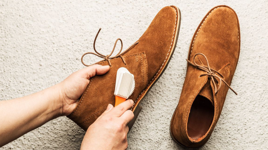 Светлая замшевая обувь в зимнем образе